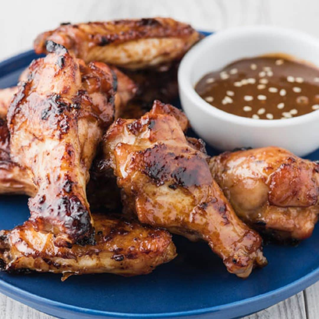 Alitas de pollo glaseadas con 'teriyaki' y crema de sésamo y cacahuete