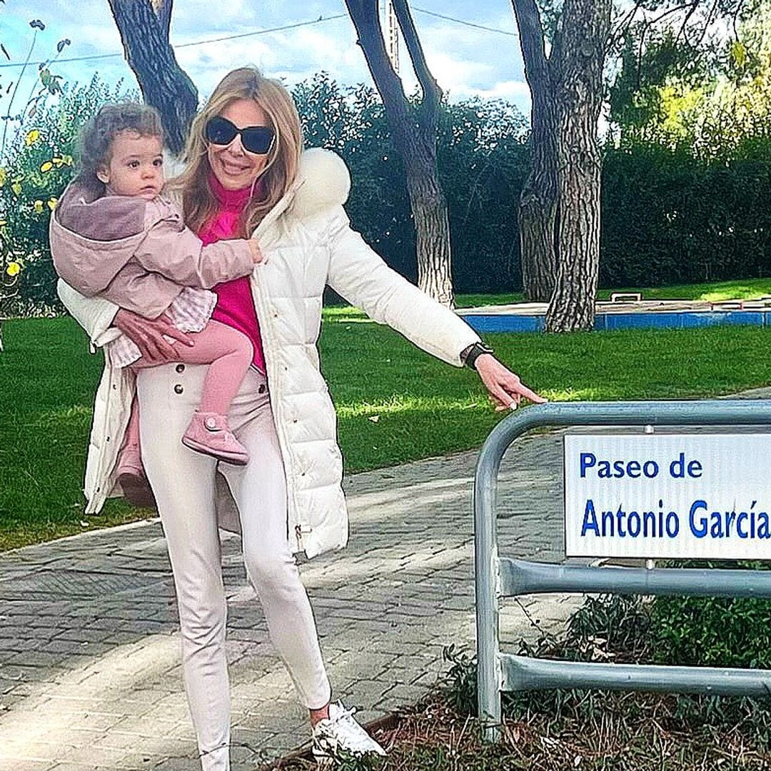 La emocionante visita de Ana Obregón y Anita al paseo en honor a su padre, Antonio García: 'Sé que desde el cielo has sonreído'