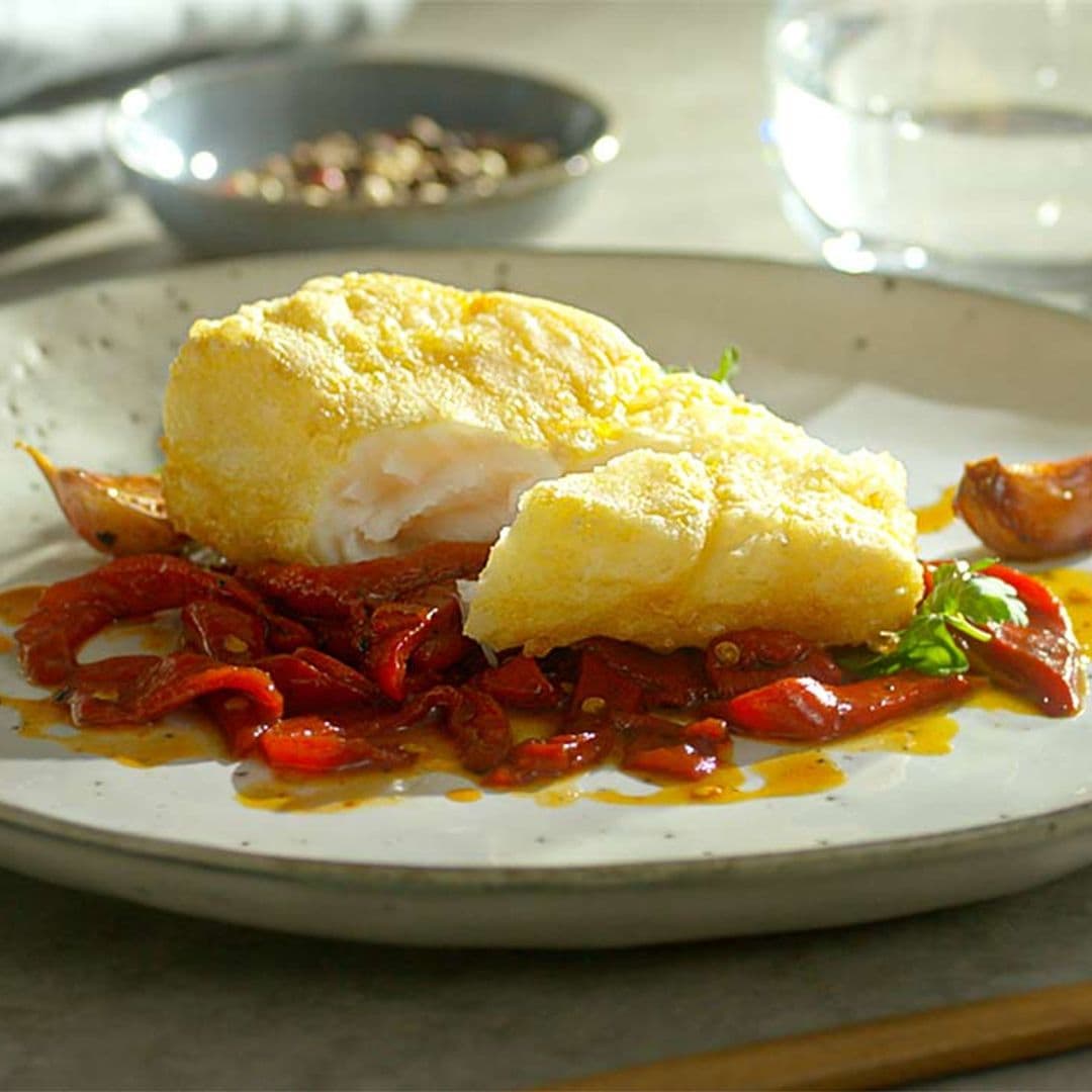 Bacalao fresco rebozado y servido con pimientos de piquillo