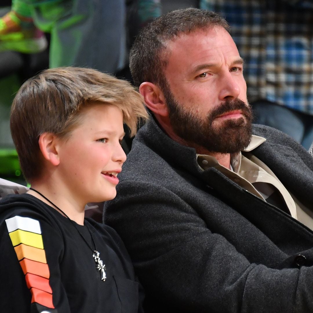 Ben Affleck con su hijo Samuel apoyando a Los Angeles Lakers en el Crypto.com Arena el 10 de noviembre de 2024