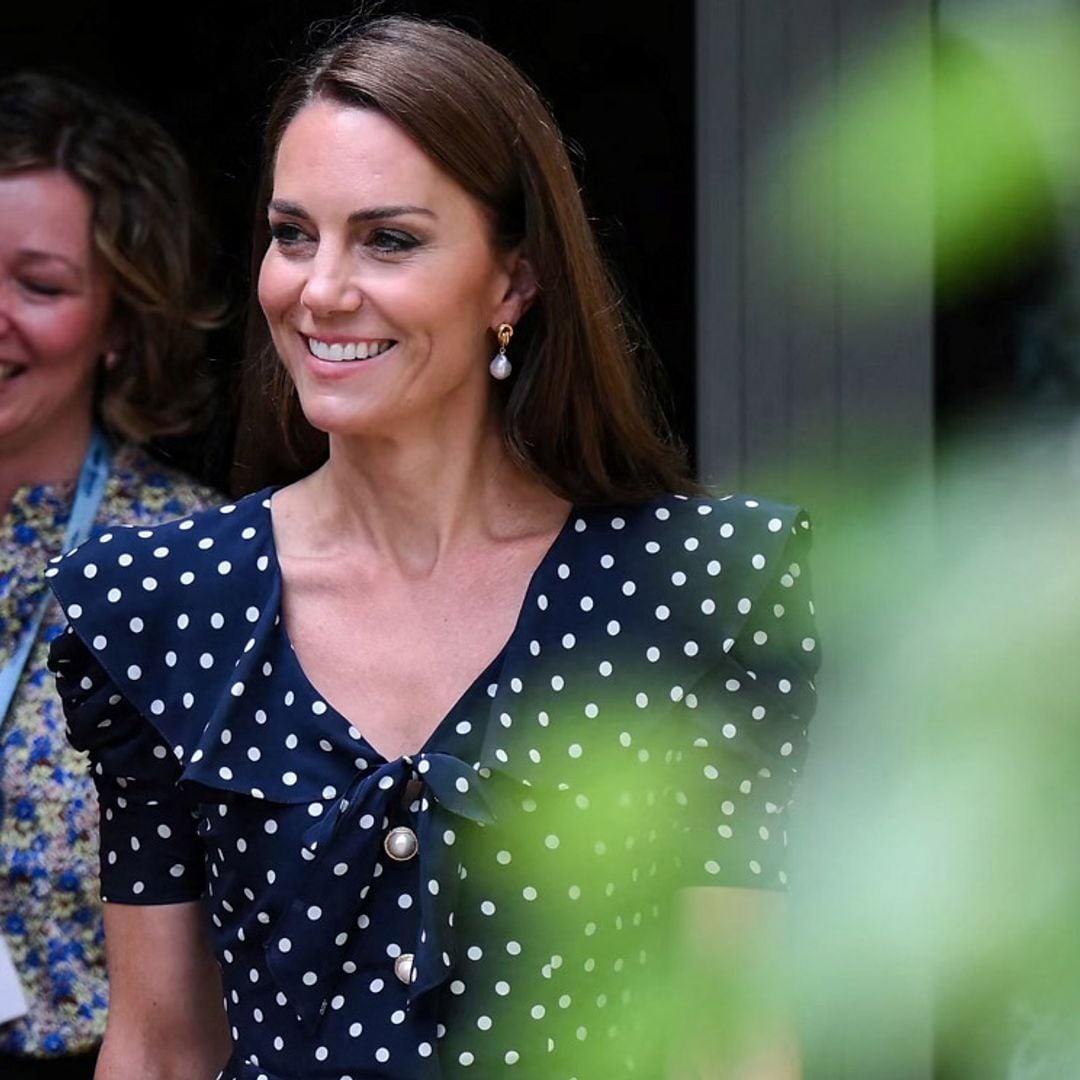 La princesa de Gales recicla su vestido péplum de lunares con unos pendientes de perla barroca