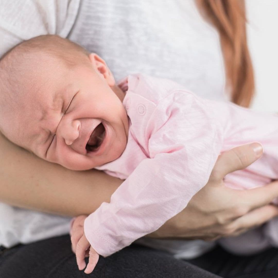 estre imiento en los beb s beb llorando en los brazos de su madre 