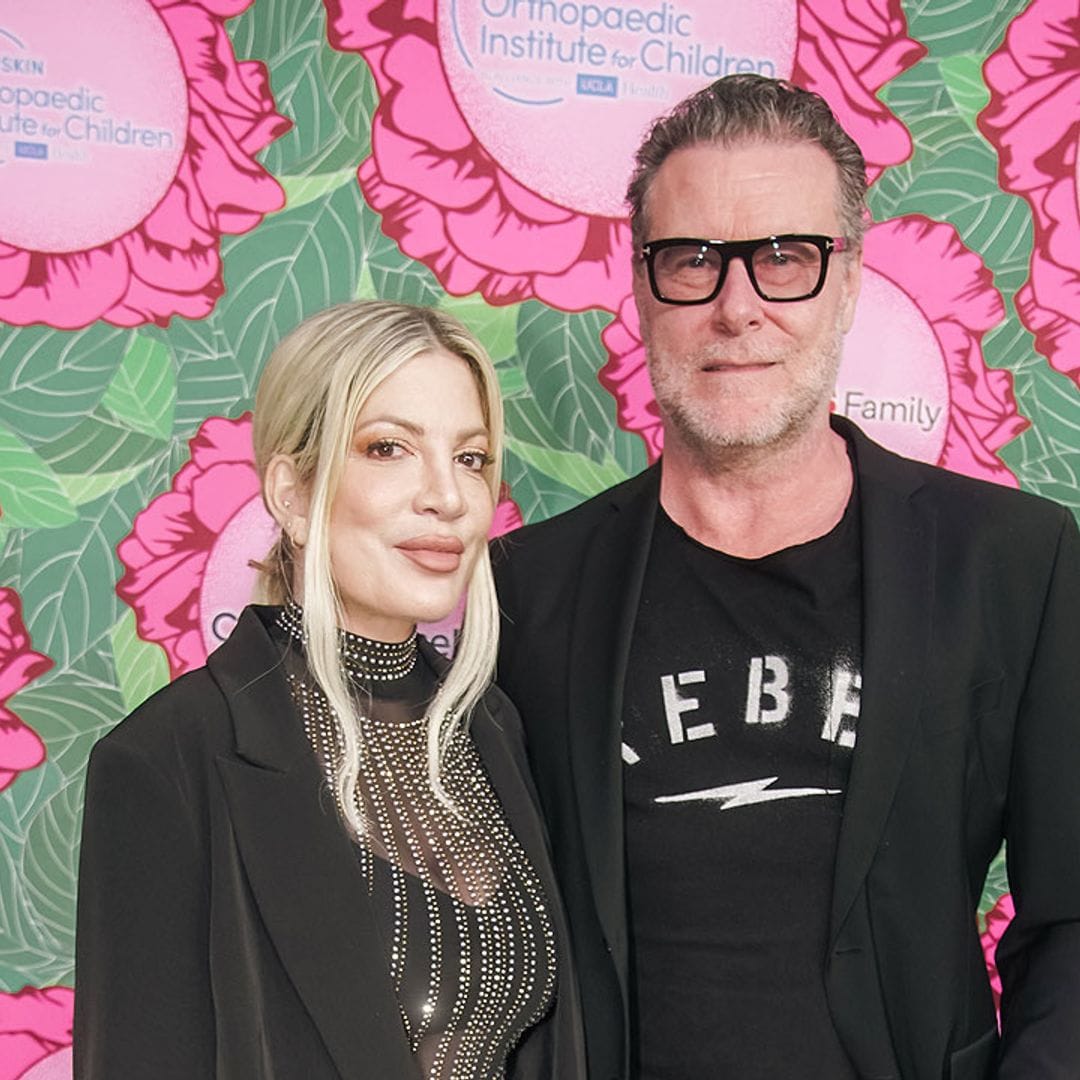 Tori Spelling solicita oficialmente el divorcio de Dean McDremott y se lo comunica en pleno directo desde su podcast