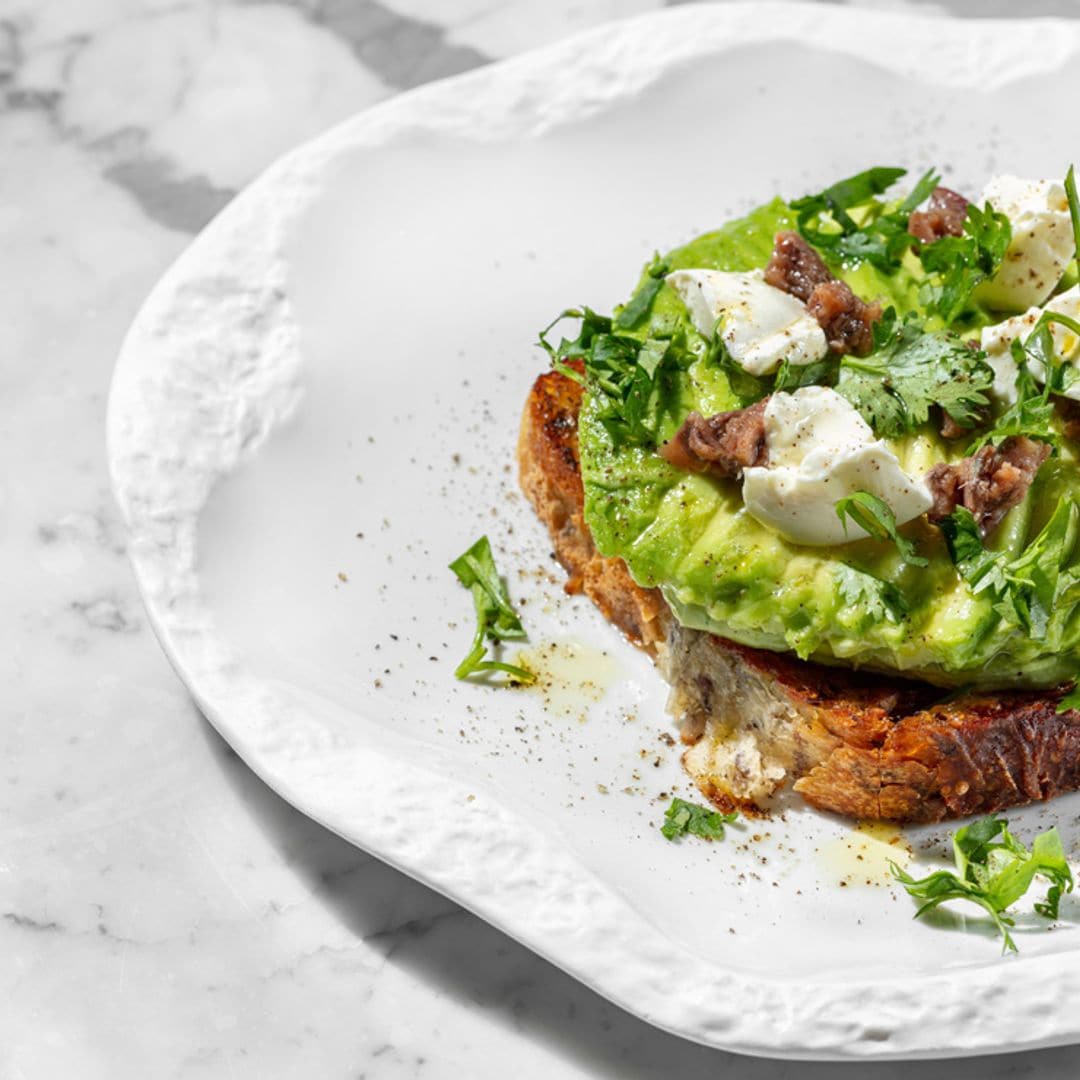 Tosta de aguacate con burrata y anchoas