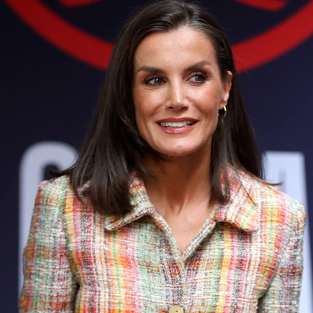 La reina Letizia acude al fútbol en Zaragoza con una chaqueta española de 'tweed' y pantalón blanco