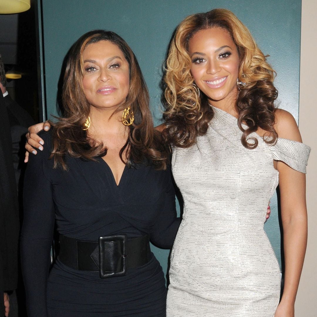 Beyoncé y su madre, Tina Knowles, en la apertura del Beyonce Cosmetology Center en Brooklyn en 2010