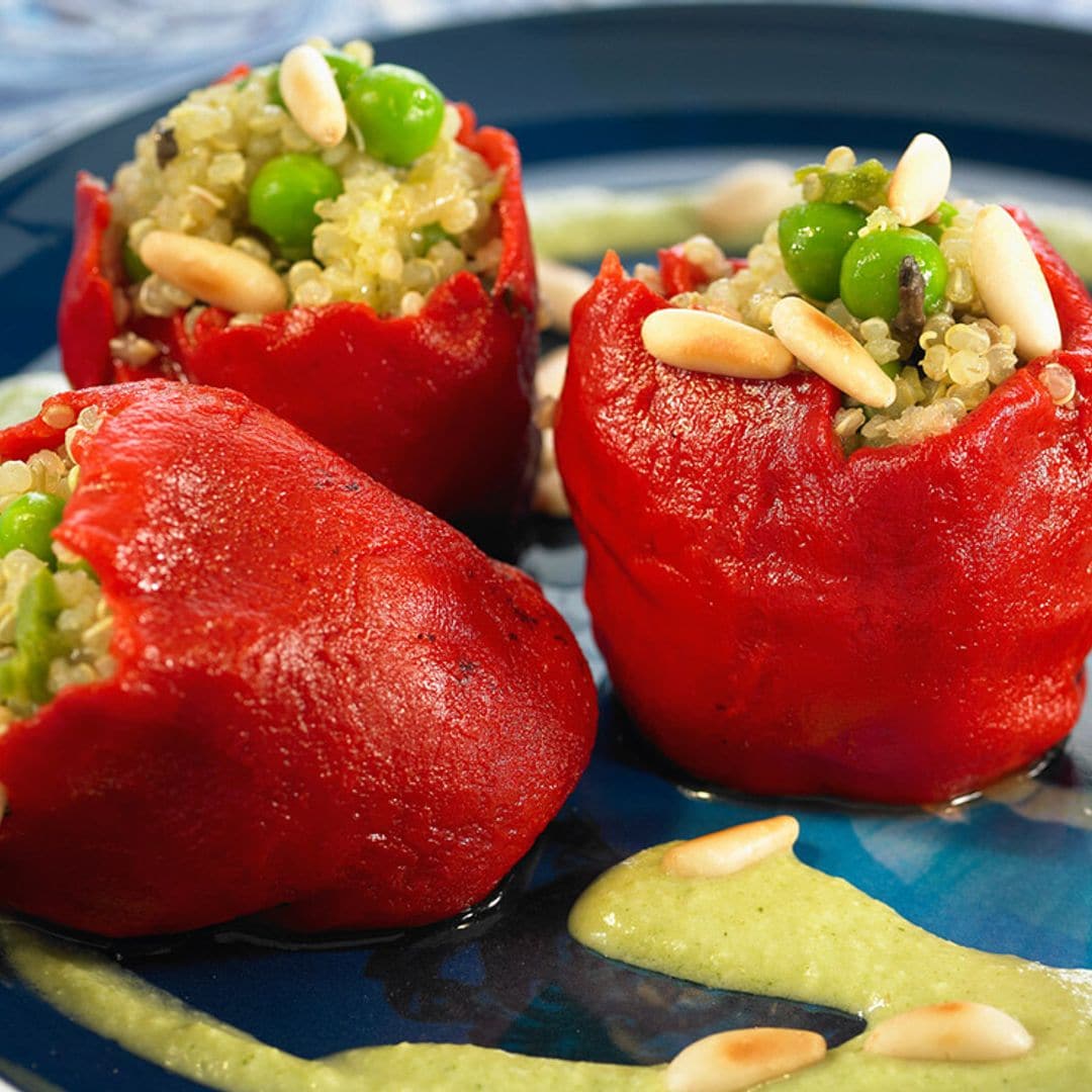 Pimientos rellenos de quinoa, piñones y guisantes