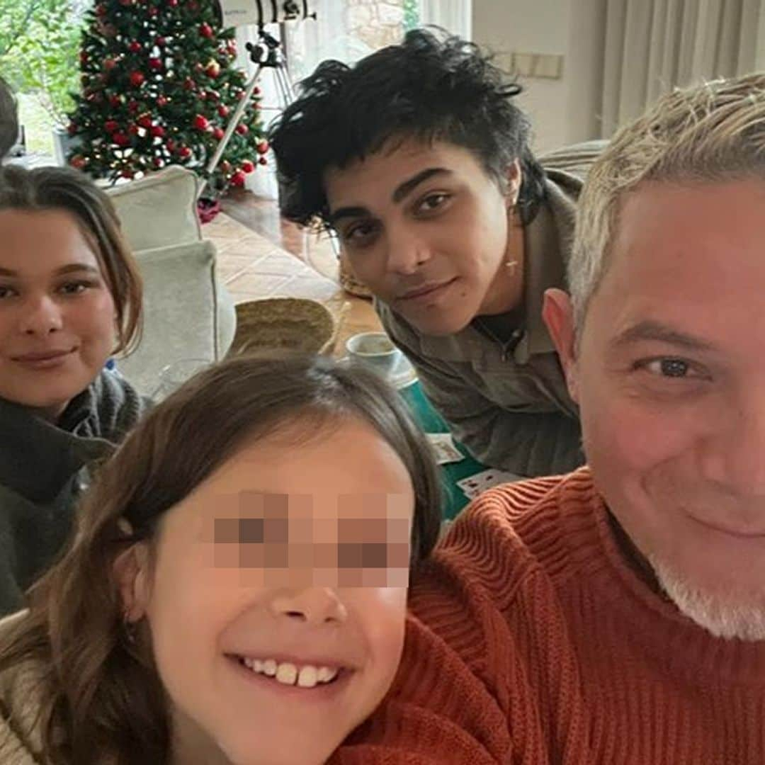 Alejandro Sanz recibe el cariño de sus hijos tras unos días agridulces