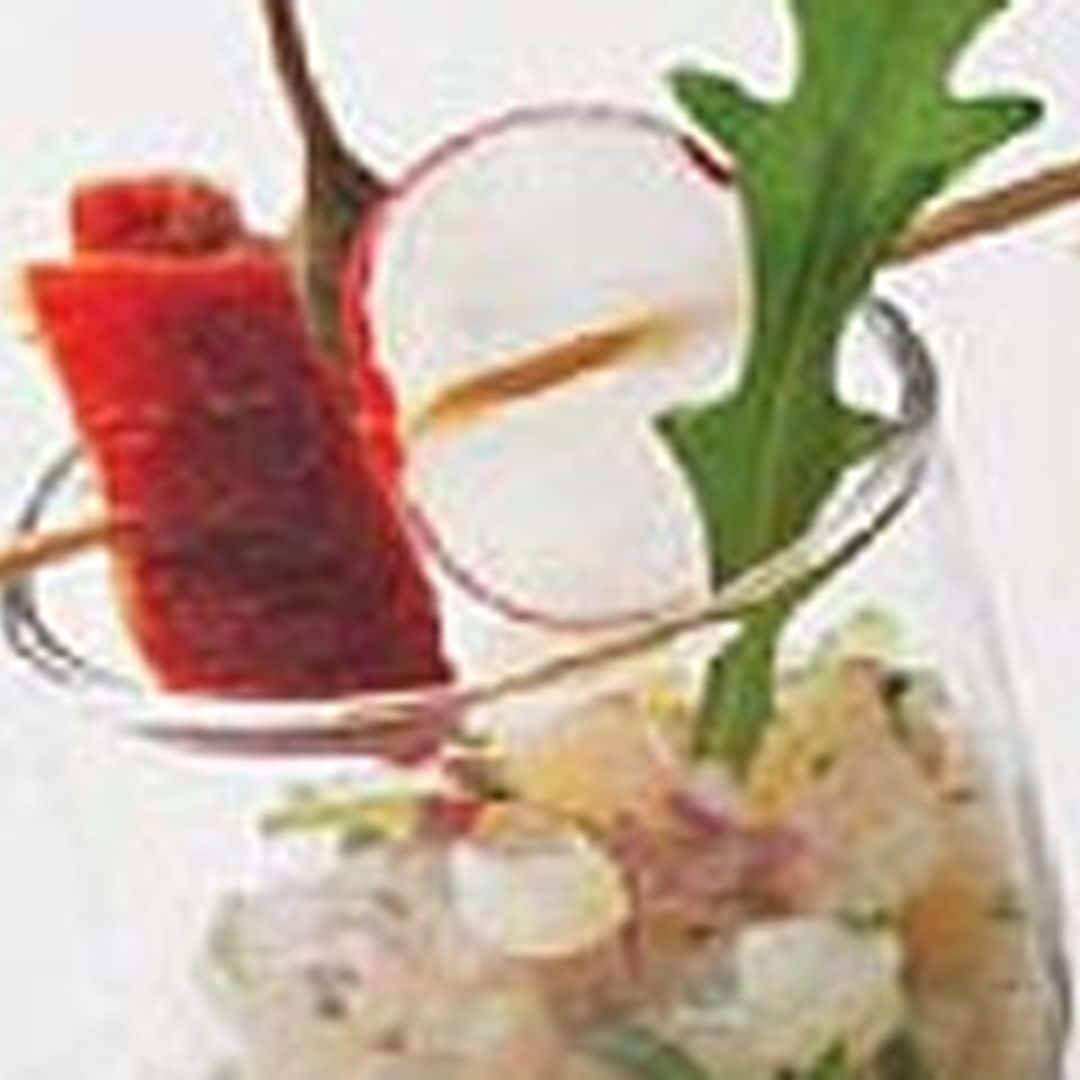 Tartar de vieiras con tomate seco y pesto de rúcula