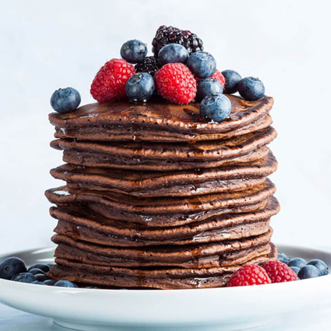 Tortitas de chocolate con frutos silvestres y jarabe de arce