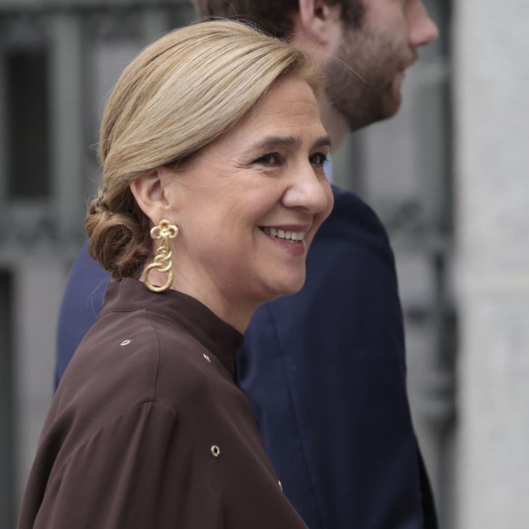 Las infantas Cristina y Elena innovan con sus peinados de invitada en la boda de Almeida y Teresa Urquijo