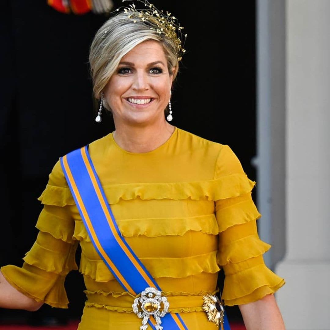 Amarillo y de volantes: Máxima brilla con su primer vestido de gala en 7 meses