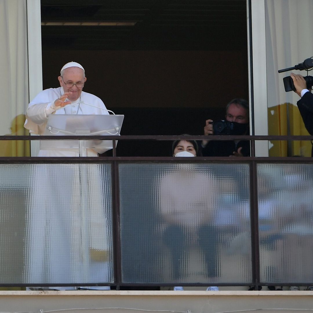 El papa Francisco reaparece en público tras su operación de colon