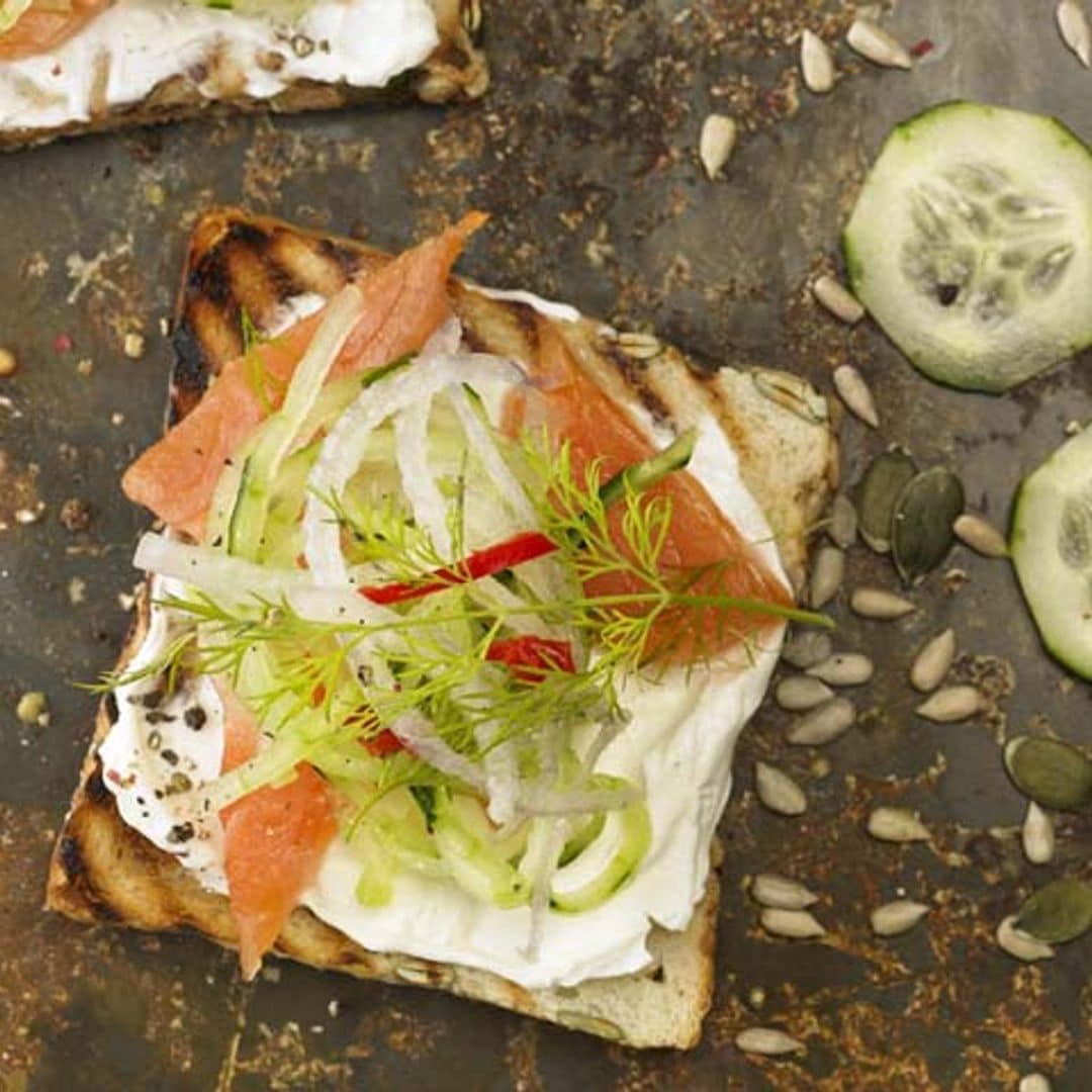 Tostas con salmón ahumado y queso crema