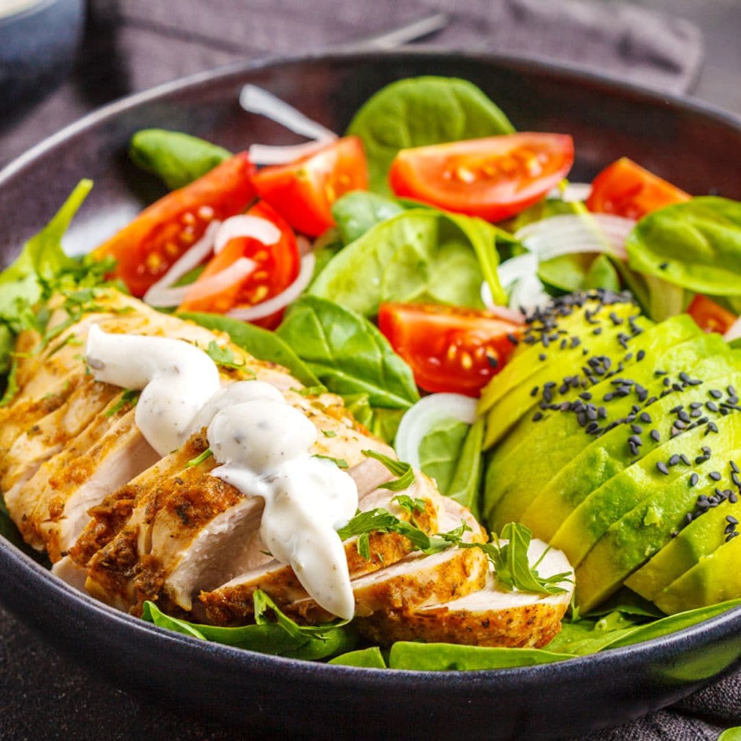 Ensalada de pollo y aguacate: plato único fácil, ligero y saludable