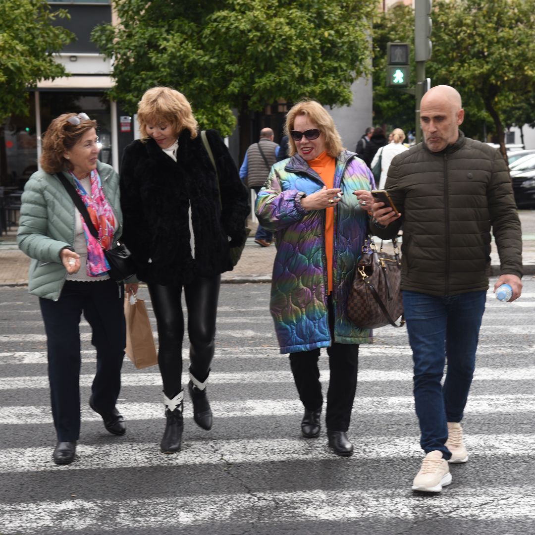 Carmina Barrios y su hijo Alex León a su llegada a los juzgados de Sevilla. 14 de marzo de 2025.