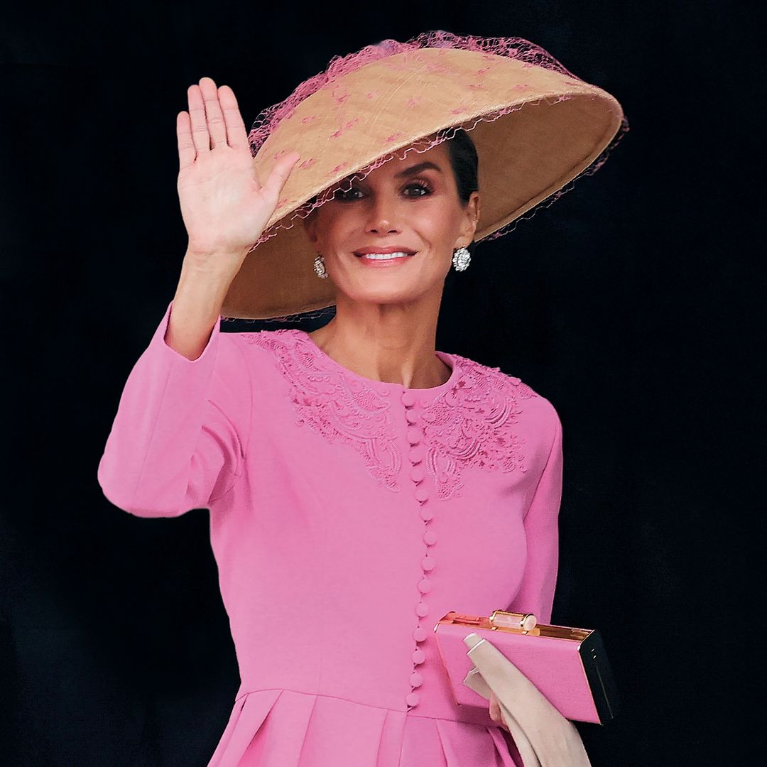 La reina Letizia con conjunto rosa