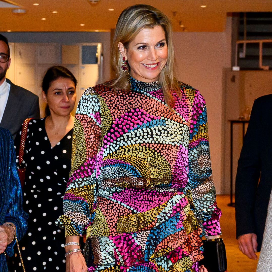 Máxima rescata su original vestido de estampado puntillista y volantes en clave multicolor