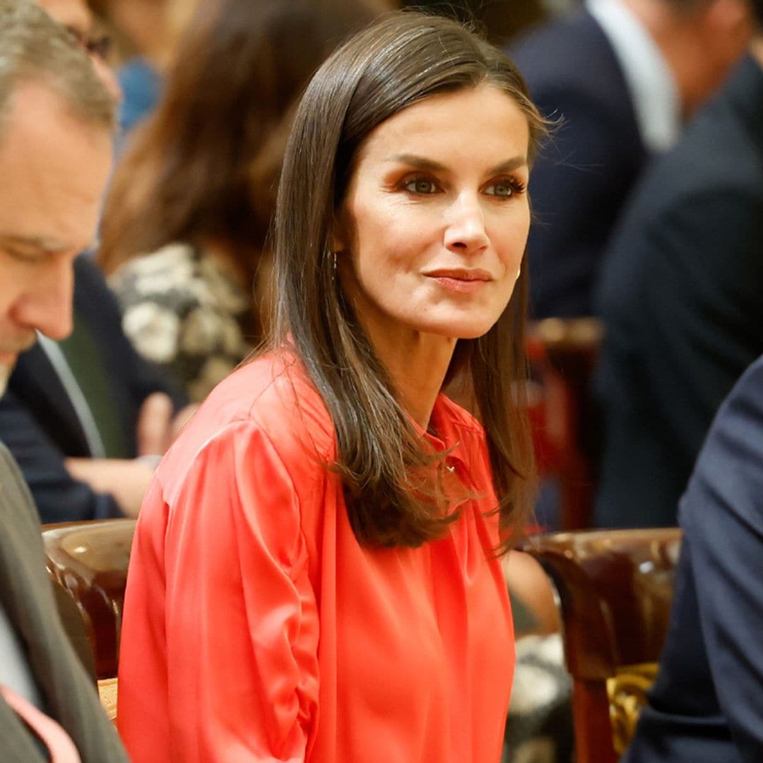 La cañera falda de cuero rosa de la Reina, un estreno con anécdota