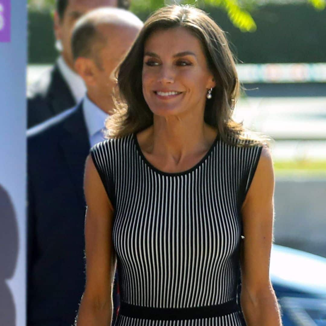 La reina Letizia recupera el innovador vestido de efecto óptico que estiliza la figura con su movimiento