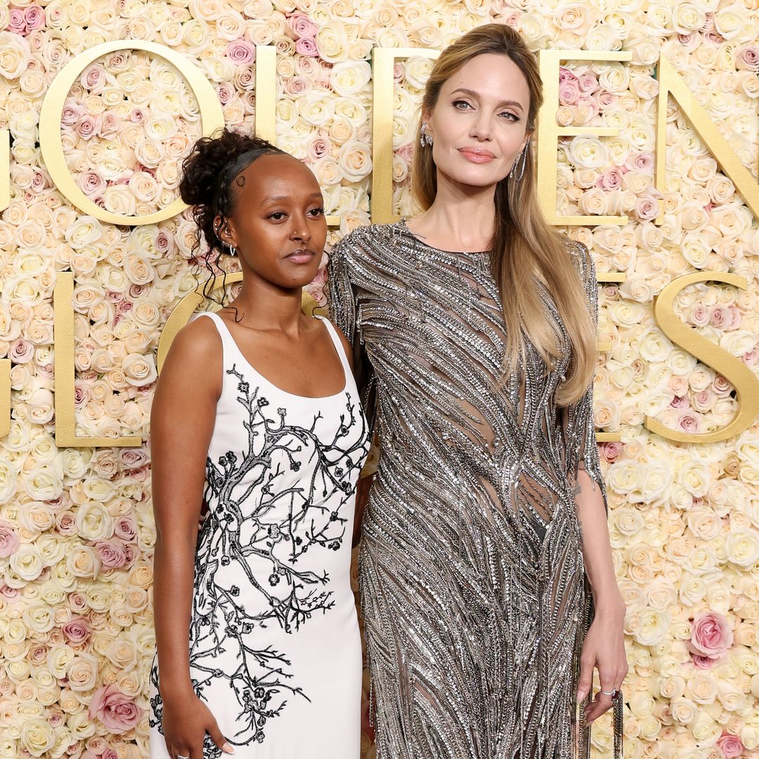 Angelina Jolie, radiante con su hija Zahara en los Globos de Oro y pendiente del reencuentro con su exmarido