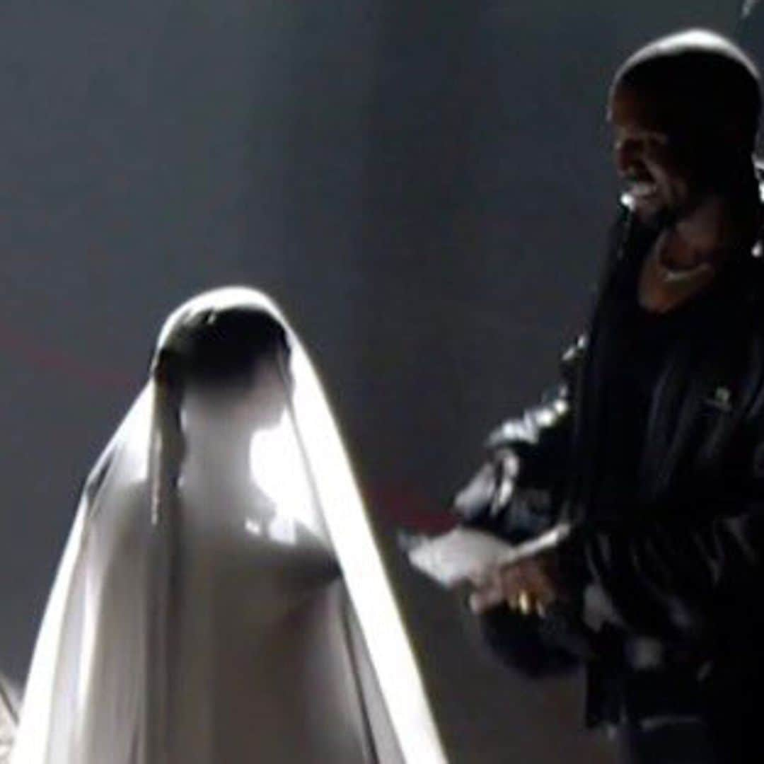 Kim Kardashian aparece vestida de novia en el escenario con Kanye West