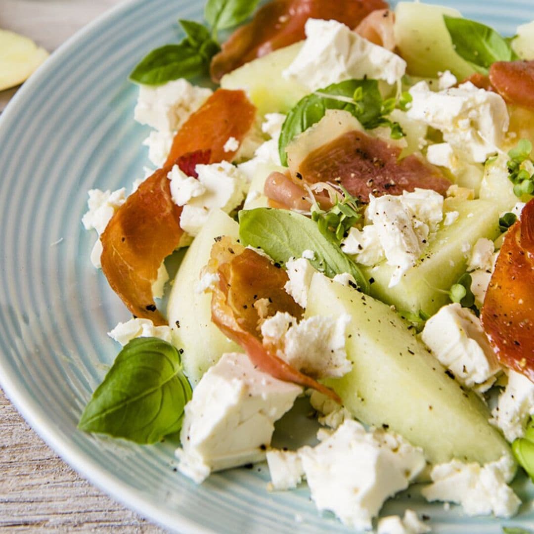 Ensalada de melón con jamón, albahaca y queso fresco de oveja