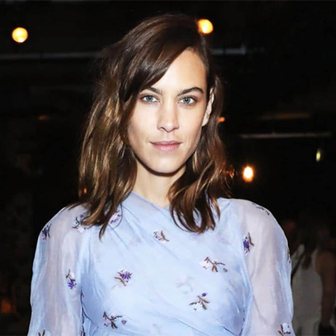 Alexa Chung enamora con un vestido de una de sus firmas favoritas