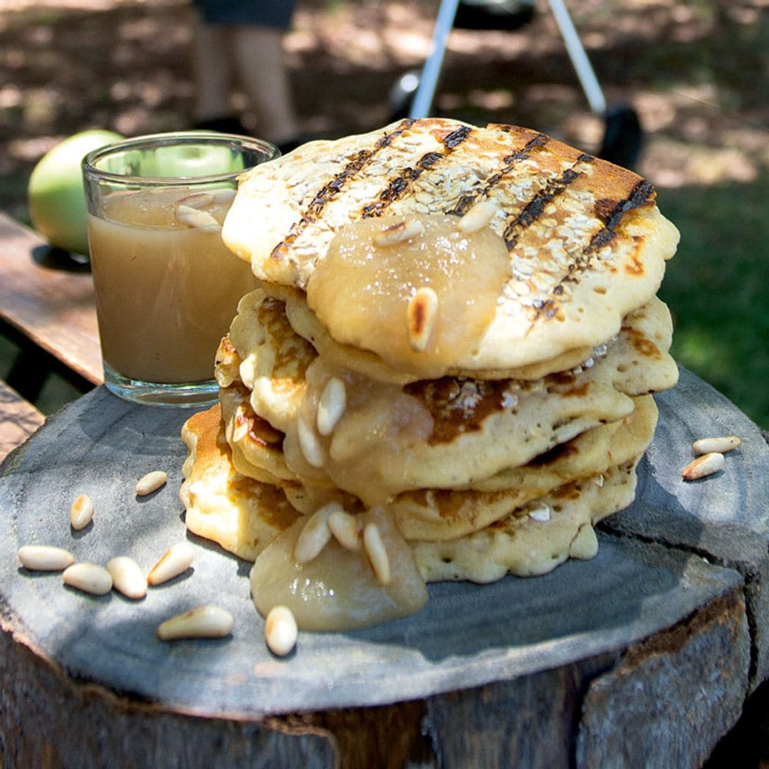 Tortitas con compota de manzanas asadas a la brasa