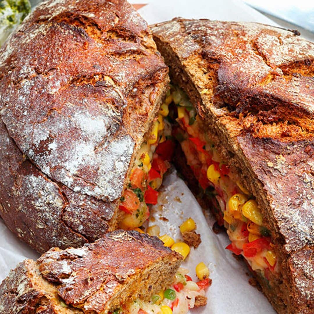 Hogaza de pan rellena de vegetales y queso con pesto