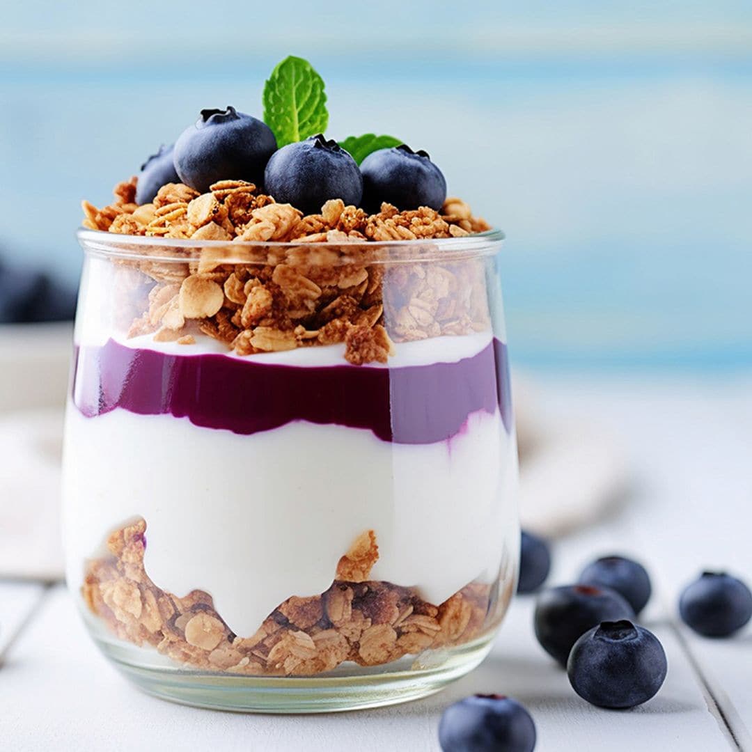 Yogur con arándanos y granola