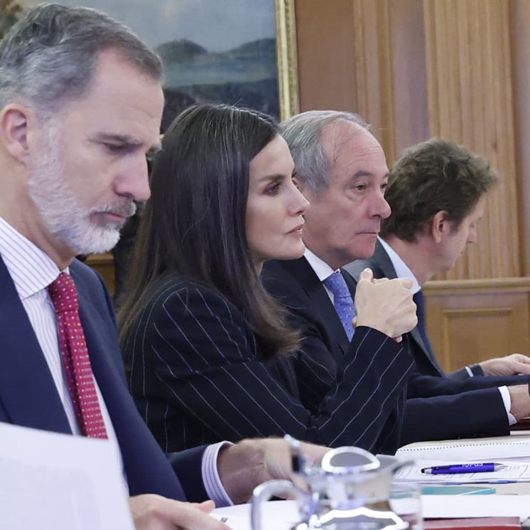 Doña Letizia, la reina que rejuvenece un traje sastre de raya diplomática con camiseta blanca