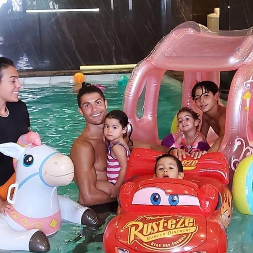 Hinchables, saltos, bailes: Los divertidos juegos de las celebrities y sus hijos en la piscina