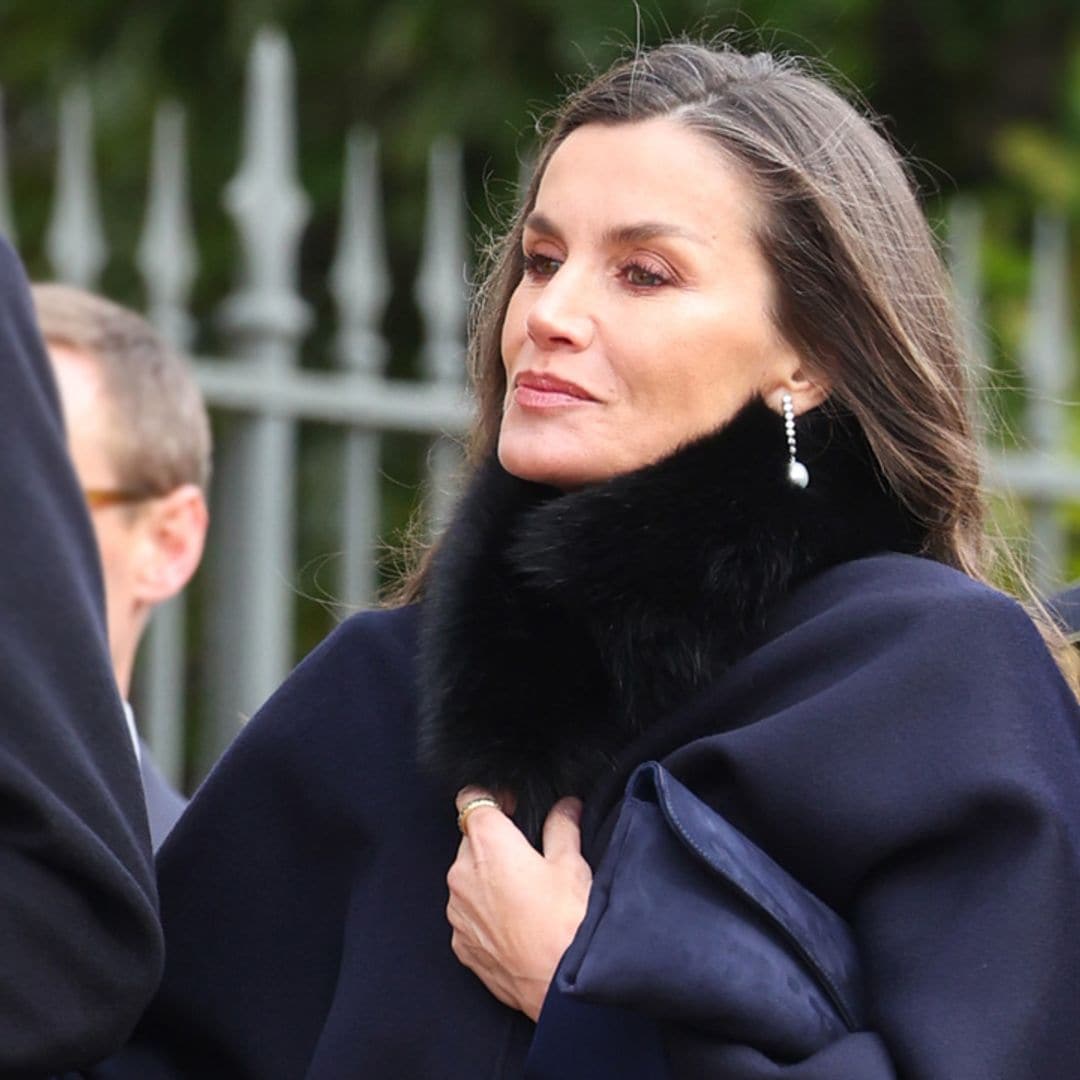 La reina Letizia, elegante y sobria en Windsor con capa y pendientes de perlas