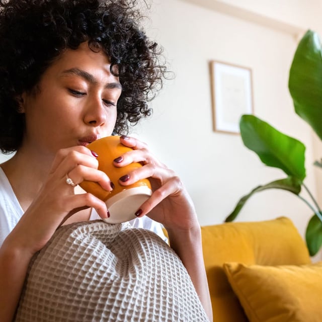 istock mujer sopla taza