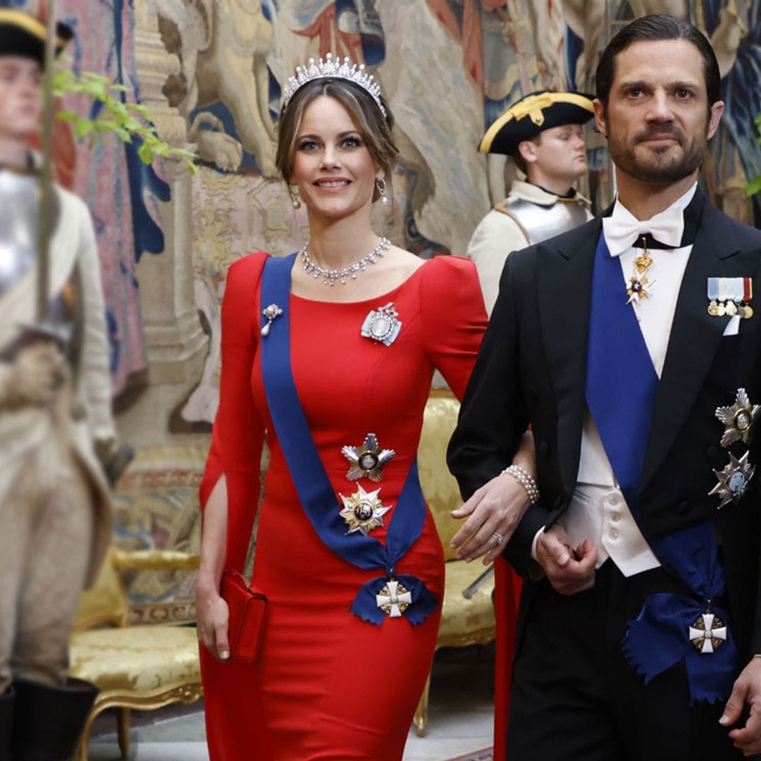 Sofia, fabulosa de gala con su vestido rojo de mangas-capa y la tiara de su boda