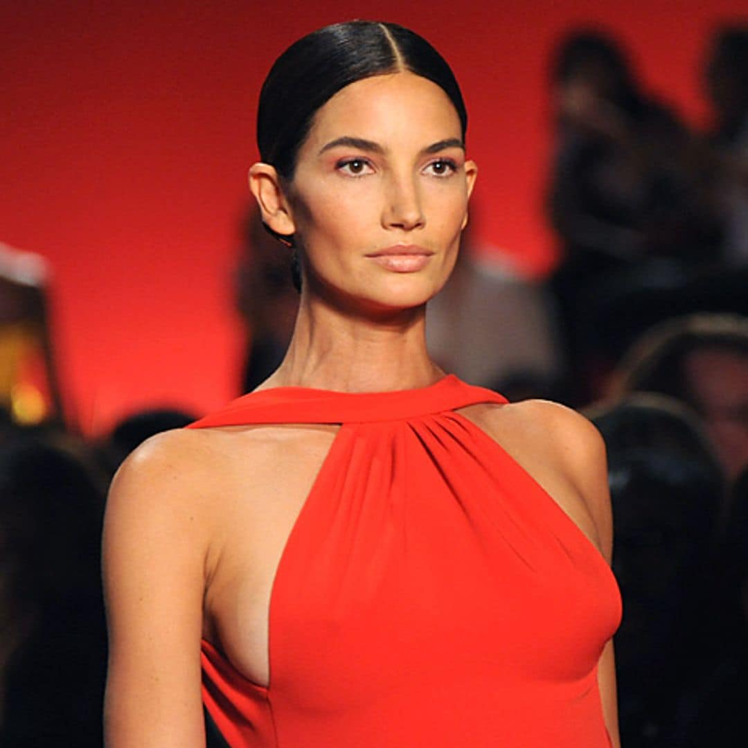 Tras los pasos de Irina Shayk, Lily Aldridge desfila embarazada sobre la pasarela