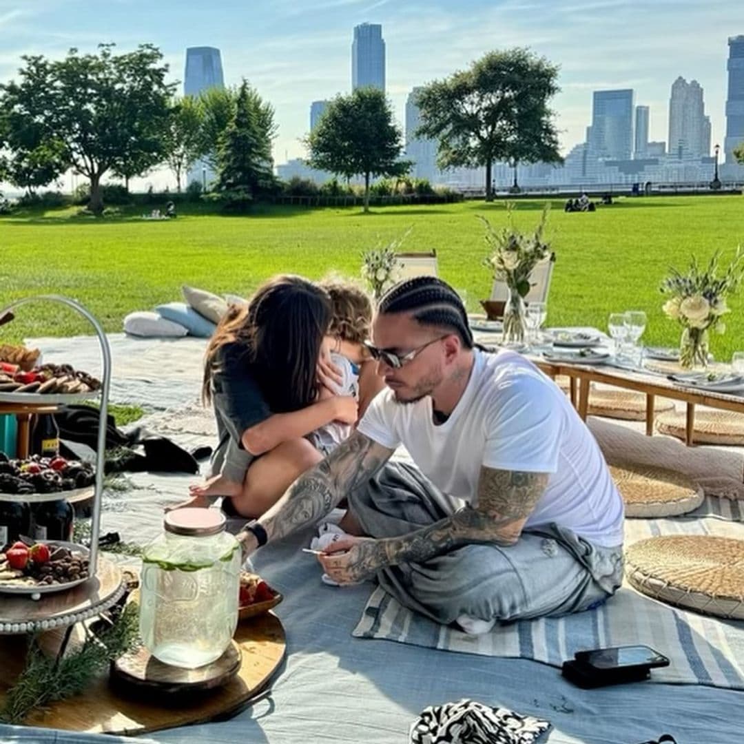 Junto a su pequeño Río, J Balvin celebra a Valentina Ferrer con un picnic en Nueva York