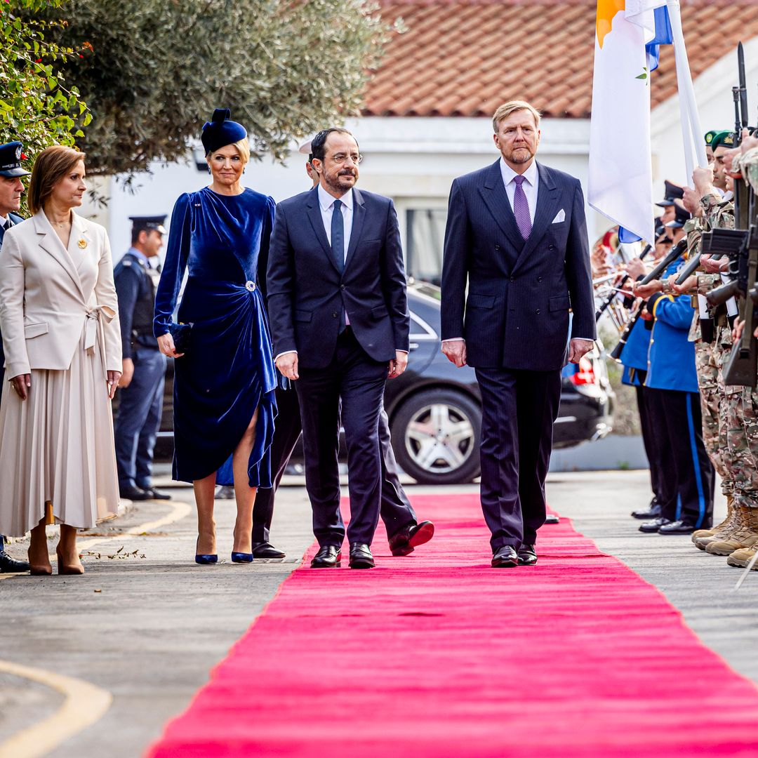 Máxima de Holanda vestido terciopelo azul Chipre