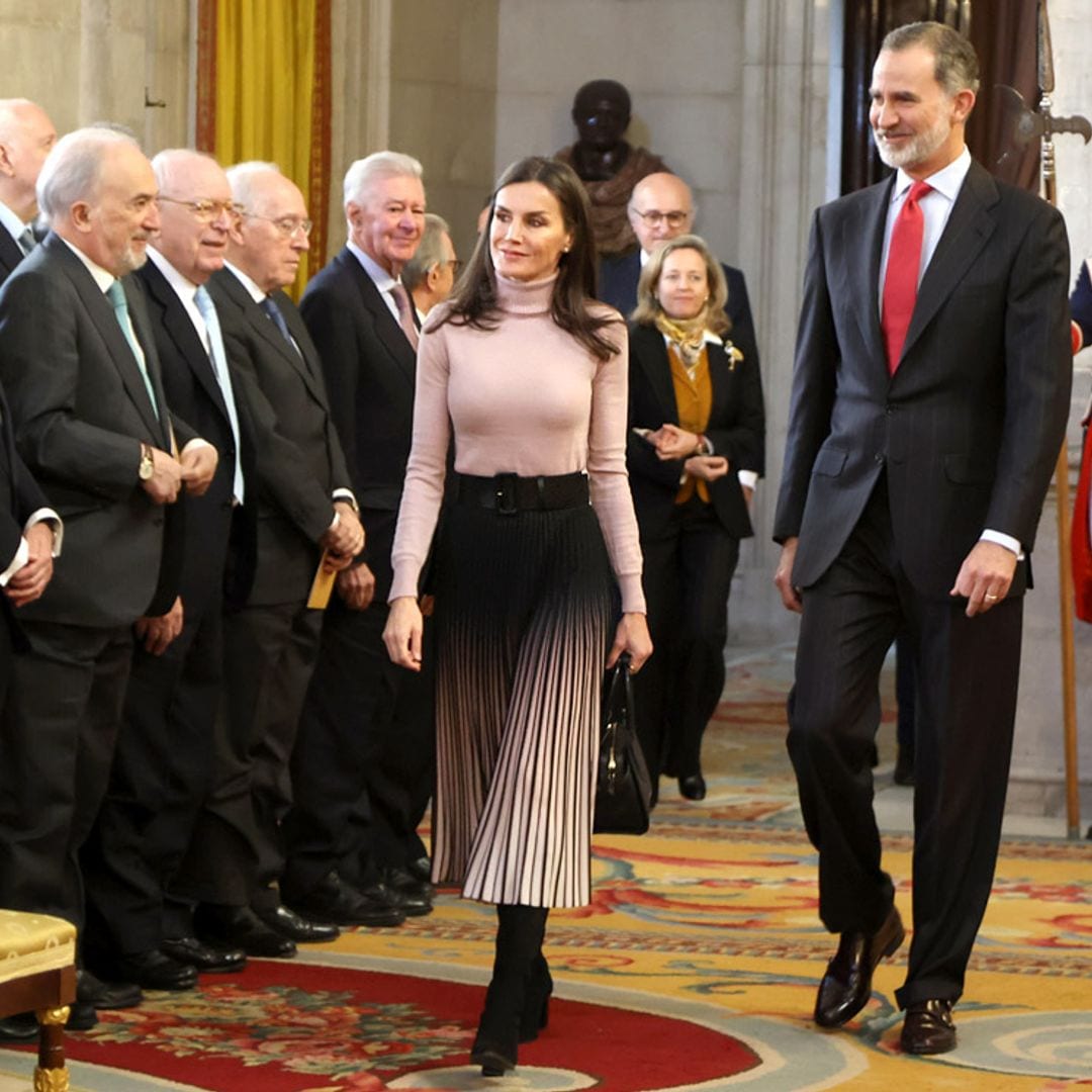 Doña Letizia recupera su falda plisada con efecto visual que estrenó en 2020