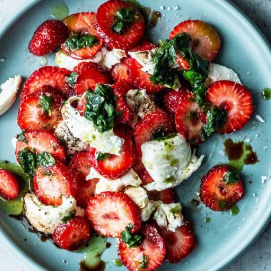 Ensalada caprese con fresas