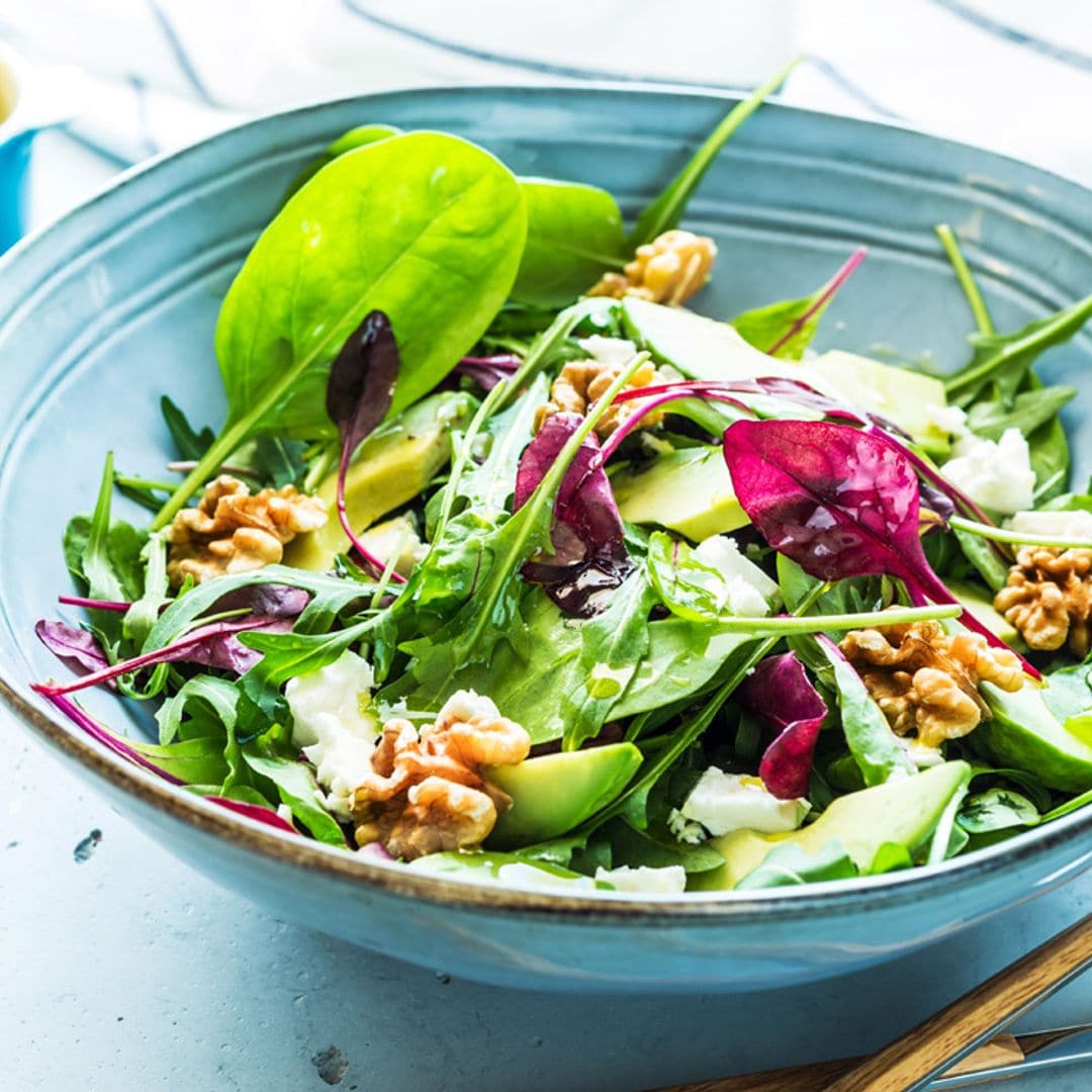 Ensalada de aguacate, queso feta y nueces