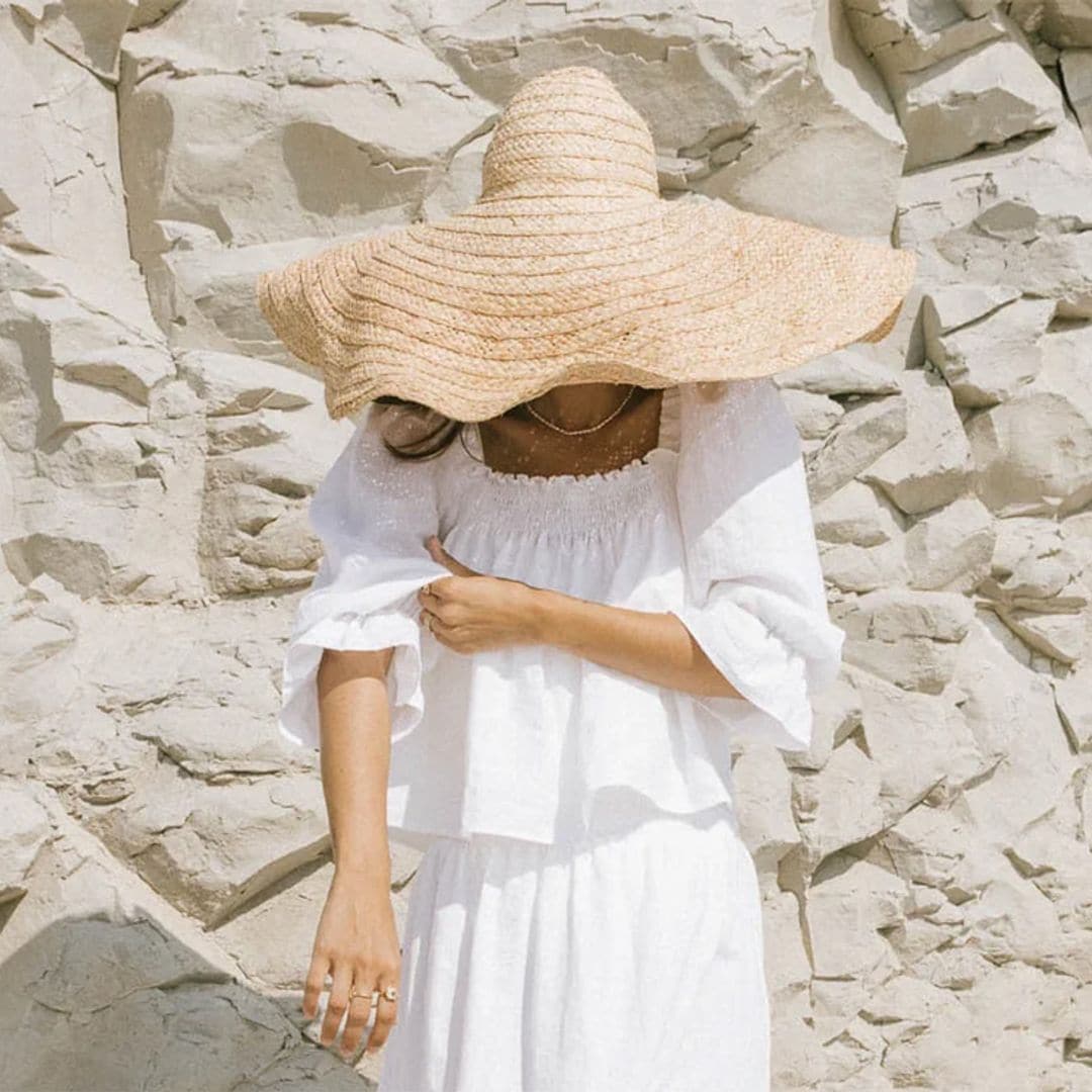 Los estilismos blancos (rebajados) que arrasan en días de calor: vestidos, 'total looks', bermudas...