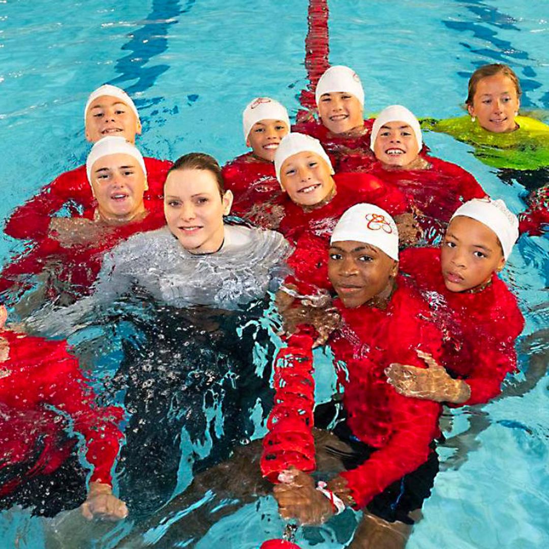 La sonrisa de Charlene de Mónaco al volver a zambullirse en la piscina