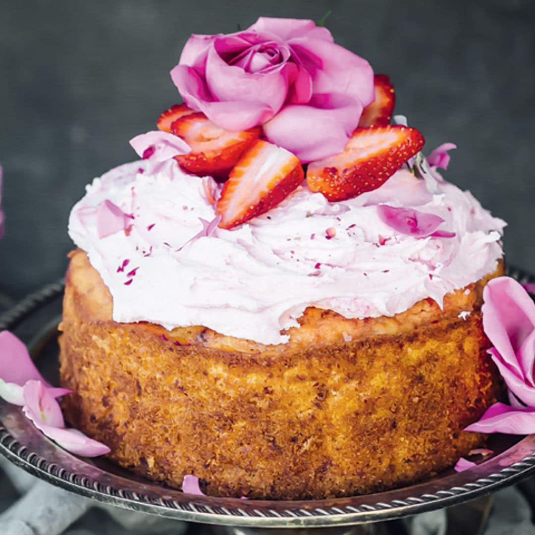 Cake de fresa y crema de pétalos de rosa