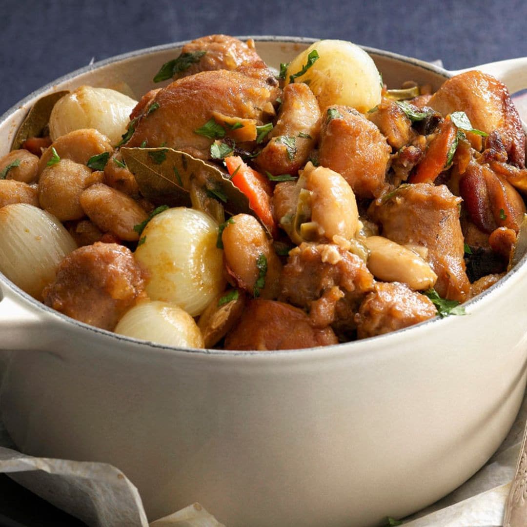 Alubias canela guisadas con pollo y cebollitas