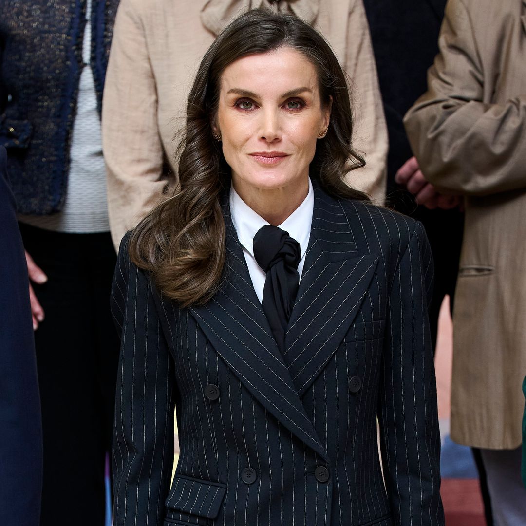 La reina Letizia se suma a la tendencia de los 'power suits' con una imponente silueta