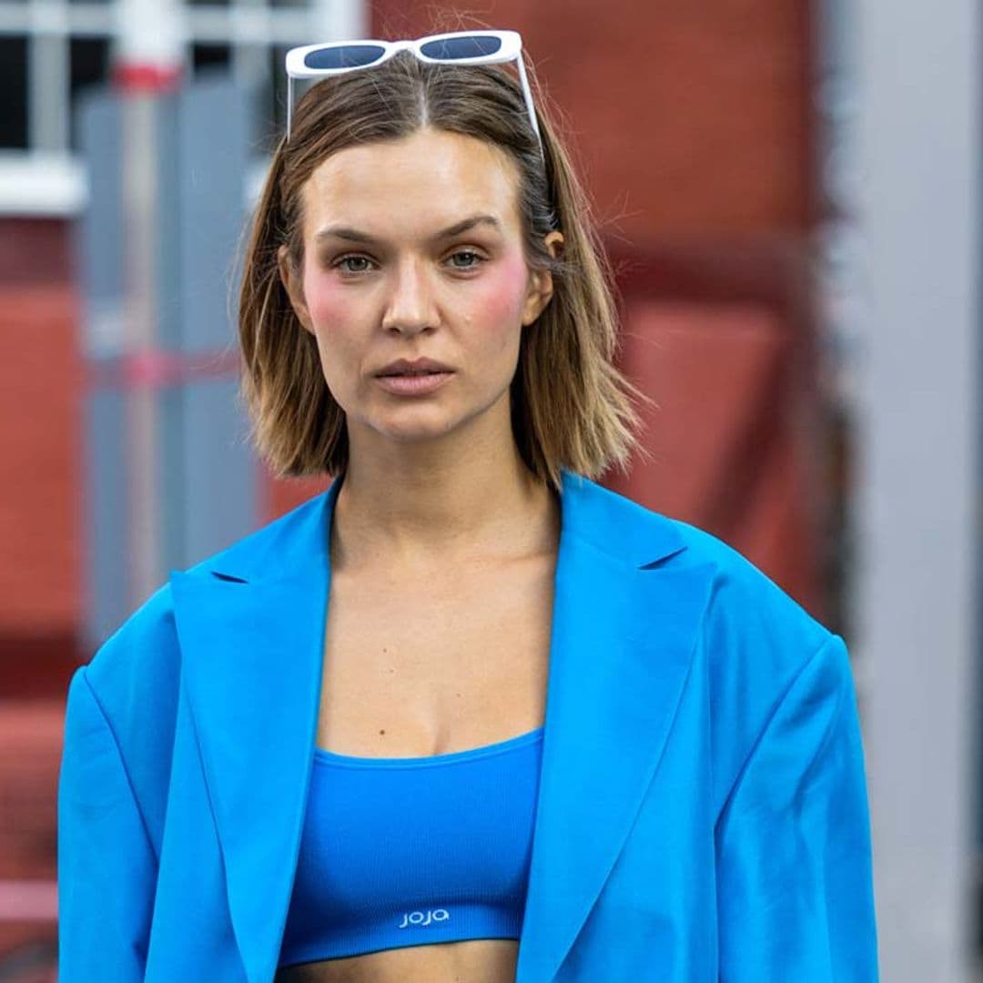 Tras su boda con el cantante Alexander DeLeon, Josephine Skriver vuelve a 'donde todo comenzó'