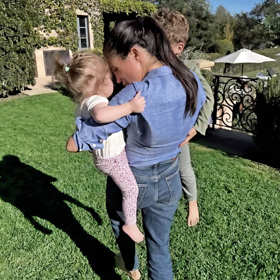 Meghan con sus hijos