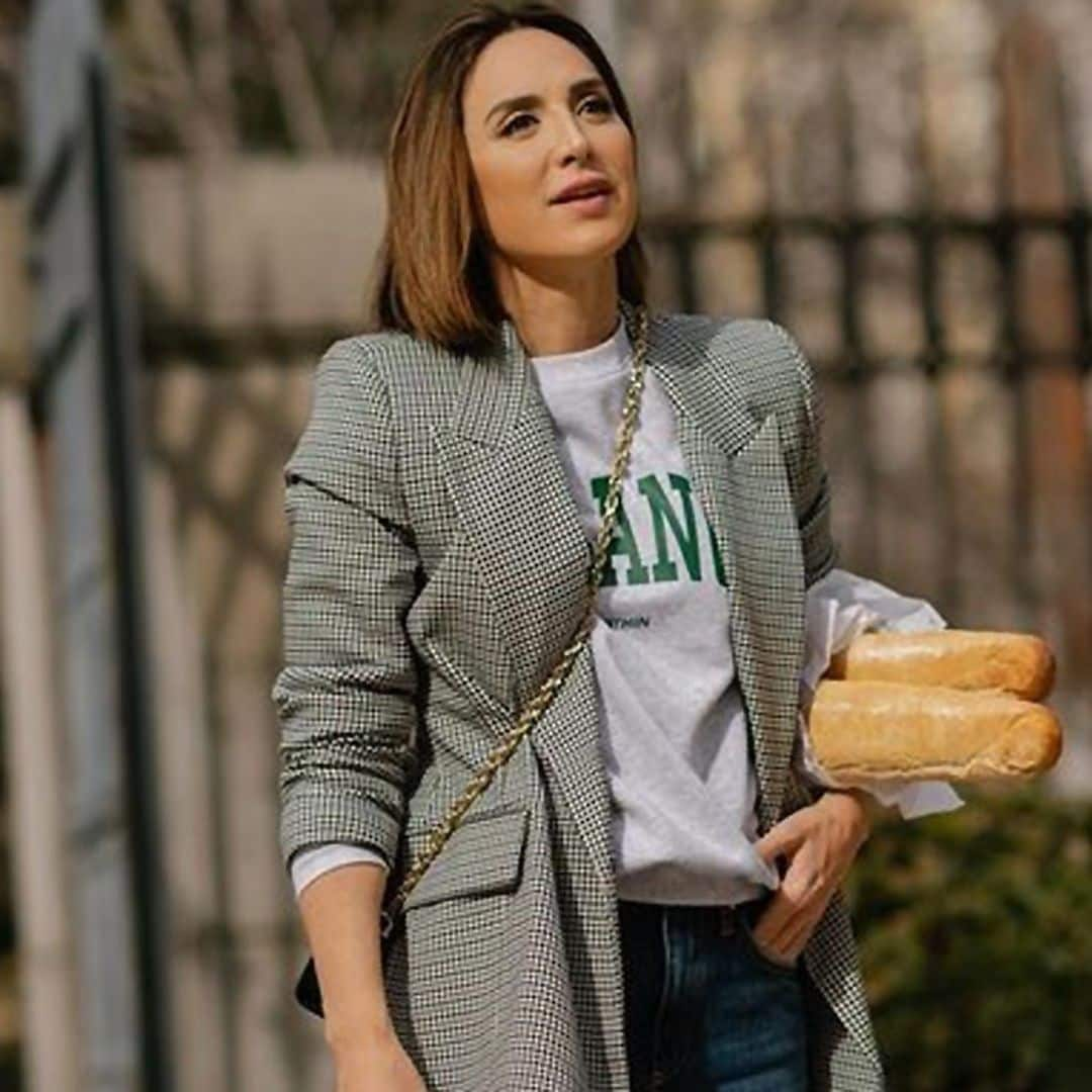 El look más romántico de Tamara Falcó con unos vaqueros de Zara y zapatillas de plataforma